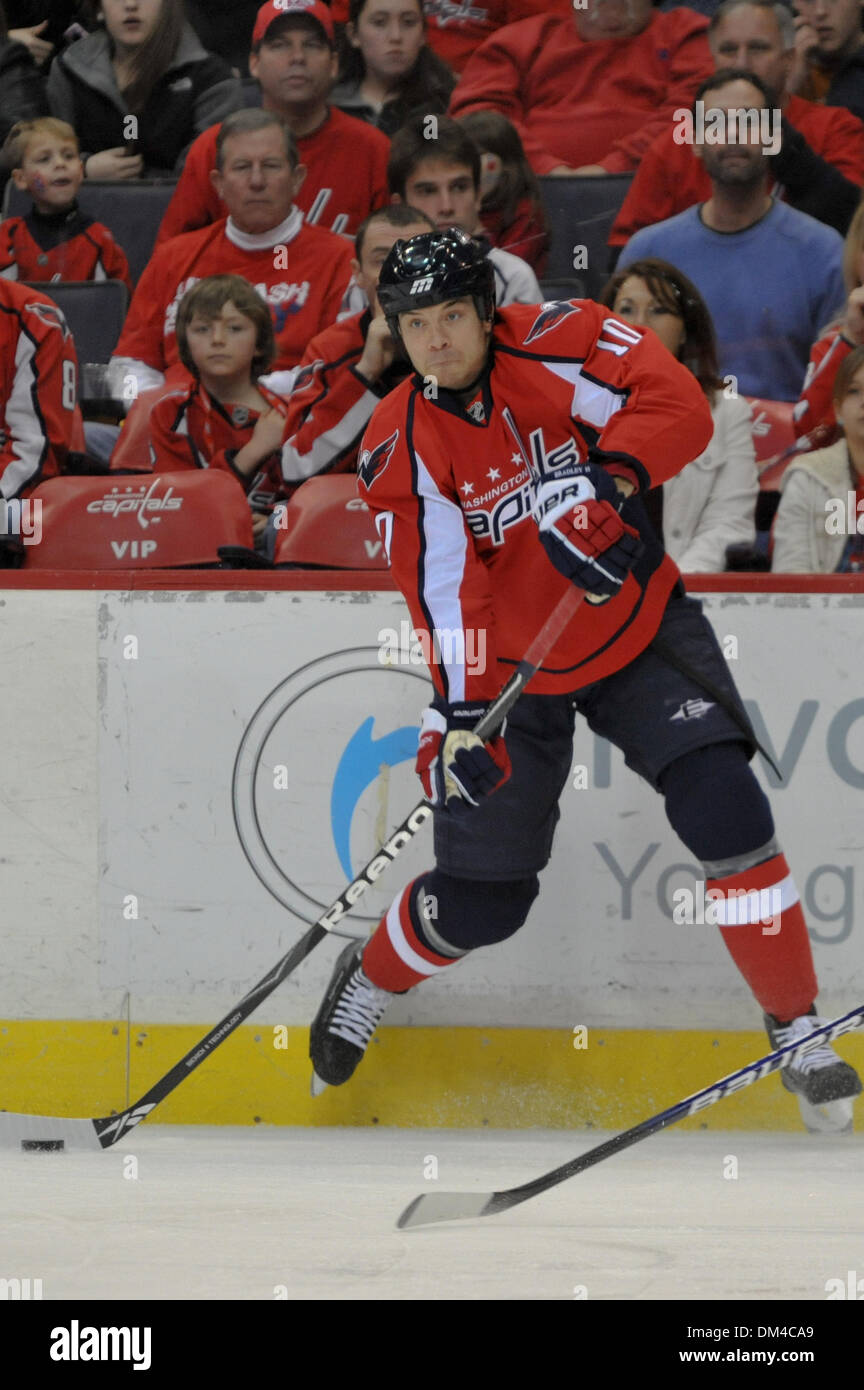 Washington D.C. Verizon Center. ...direkt Flügel Matt Bradley (10) vorbei, erste Periode Aktion beim NHL-Spiel zwischen Tampa Bay Beleuchtung in der Washington Capitals.  Erste Periode Spielstand 0: 0. (Kredit-Bild: © Roland Pintilie/Southcreek Global/ZUMApress.com) Stockfoto