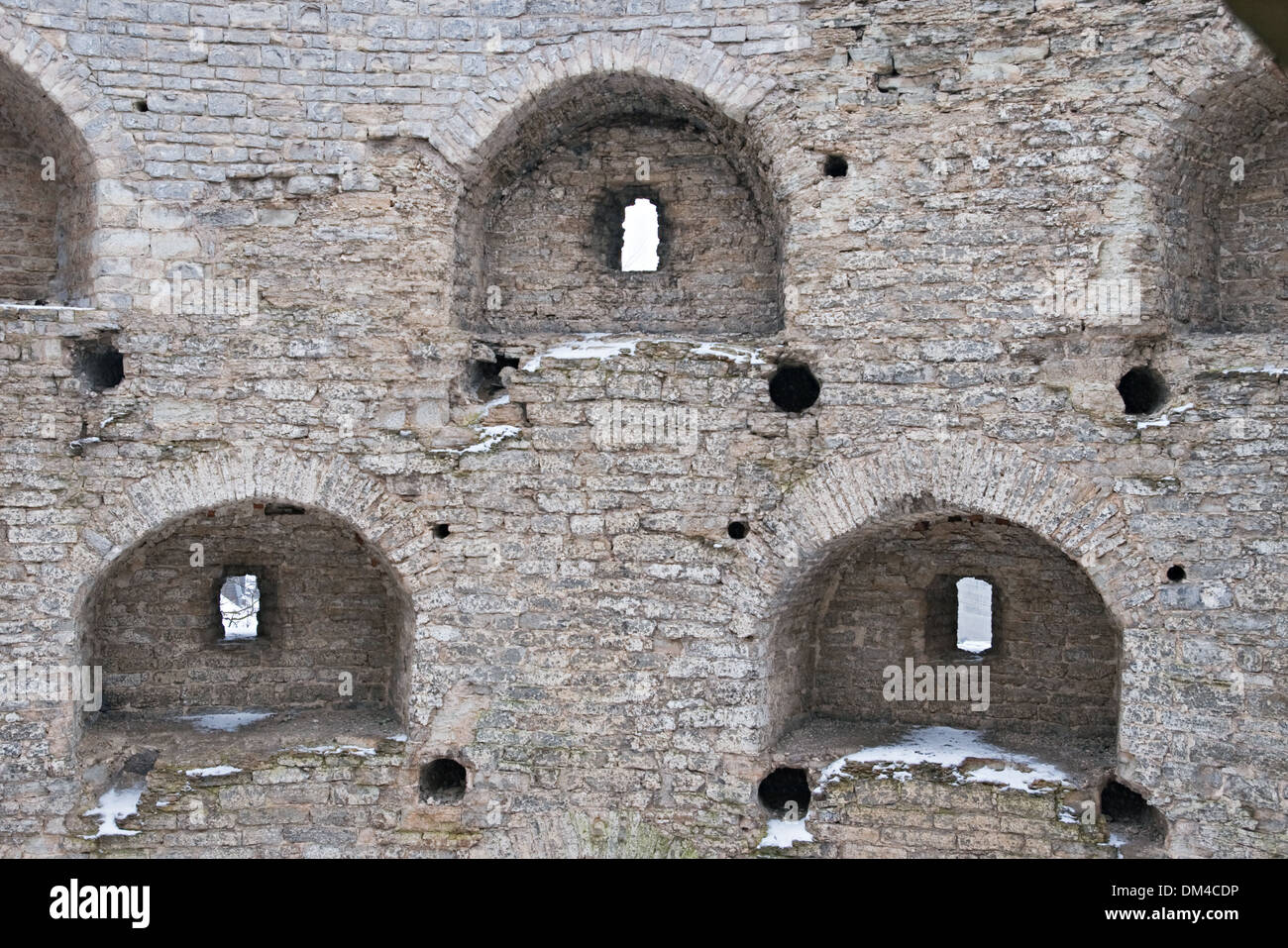 Alte mittelalterliche Mauer mit Schießscharten, Pskow, Russland Stockfoto Alte mittelalterliche Mauer mit Schießscharten, Pskow, Russland Stockfoto