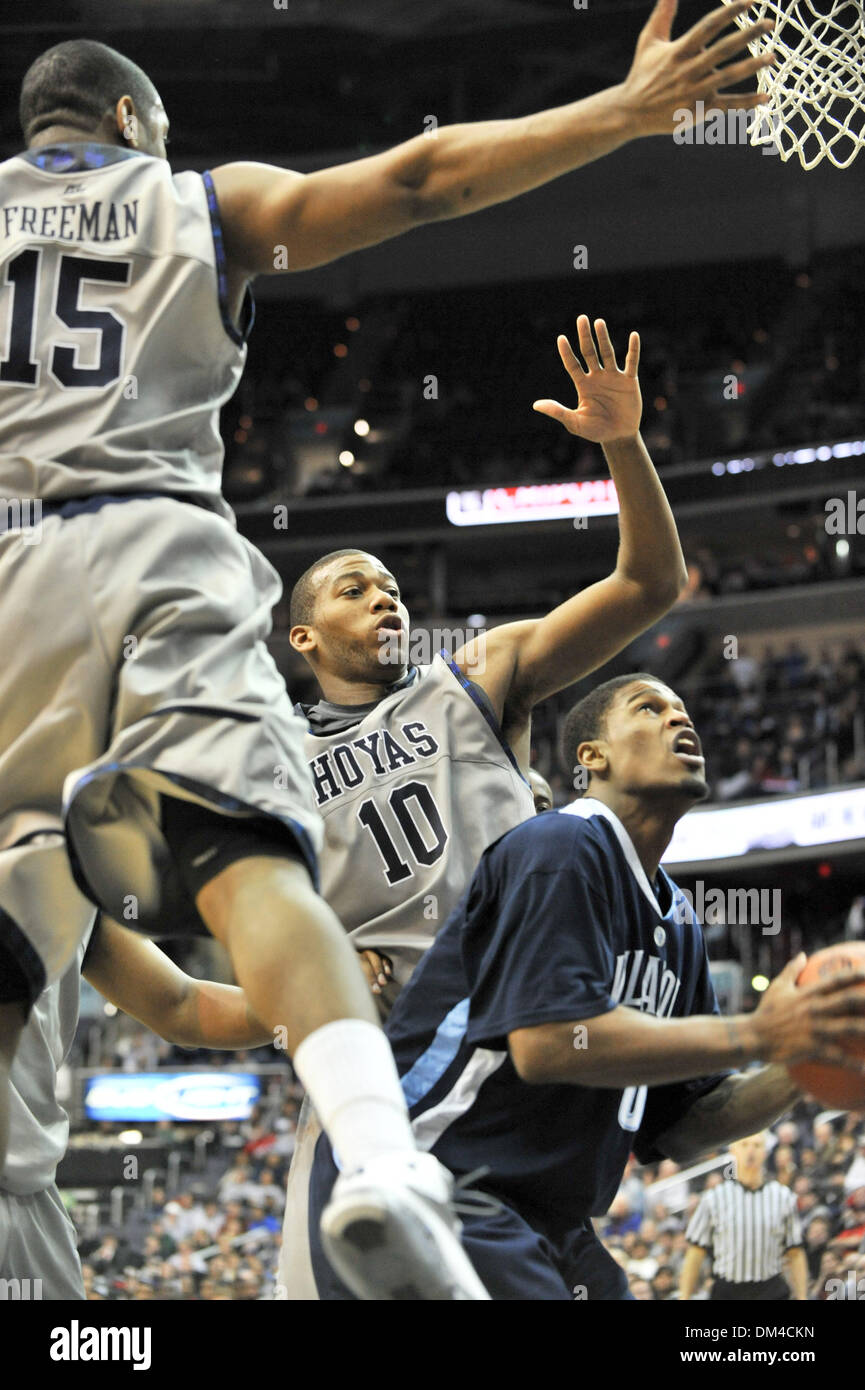 Washington D.C. Verizon Center. . Georgetown Austin Freeman #15 und Georgetown Center Greg Monroe #10 hier blockieren Villanova Antonio Pena #0 bei NCAA Basketball-Spiel vorwärts; Villanova in Georgetown. . Hoyas besiegen Wildcats 103-90. (Kredit-Bild: © Roland Pintilie/Southcreek Global/ZUMApress.com) Stockfoto