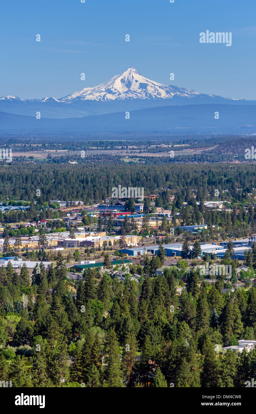 Vertikale Blick auf Mount Jefferson und die Stadt Bend in Zentral-Oregon Stockfoto