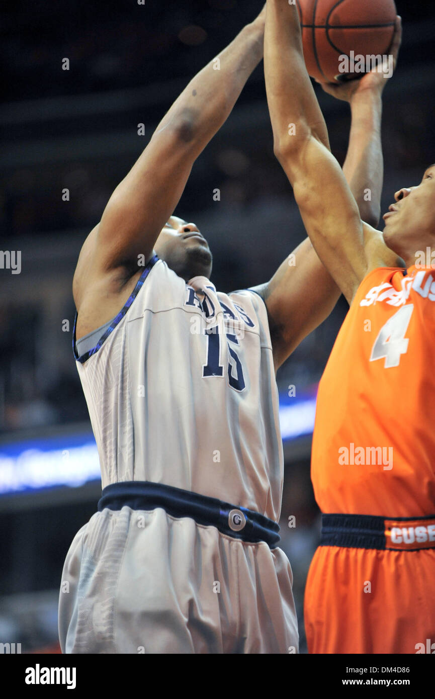 Washington D.C. Verizon Center. . Georgetown bewachen Austin Freeman (15) kämpfen um den Ball mit Syrakus vorwärts Wesley Johnson (4) unter dem Korb Spielaktion NCAA Syrakus an der Georgetown. . Georgetown gezogene ganze Nacht und Syrakus gewinnt 75-71. (Kredit-Bild: © Roland Pintilie/Southcreek Global/ZUMApress.com) Stockfoto