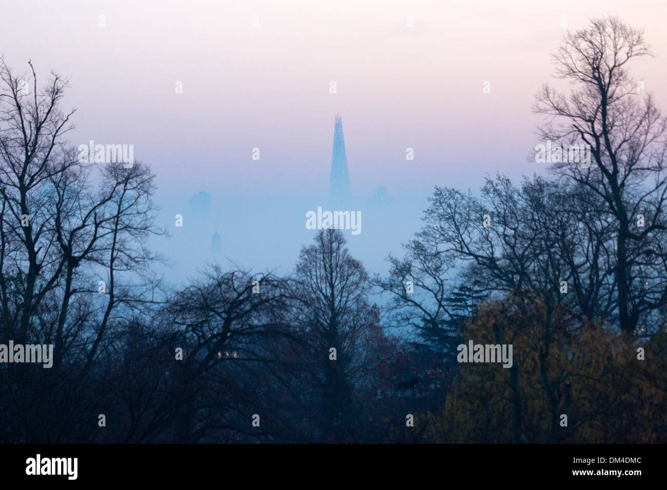 London, UK. 11. Dezember 2013. Westeuropa höchste Gebäude "The Shard" steht über einer Schicht aus Nebel als Abend. Blick vom Waterlow Park in Highgate, Nord-London. Foto: Nick Savage/Alamy Live-Nachrichten Stockfoto