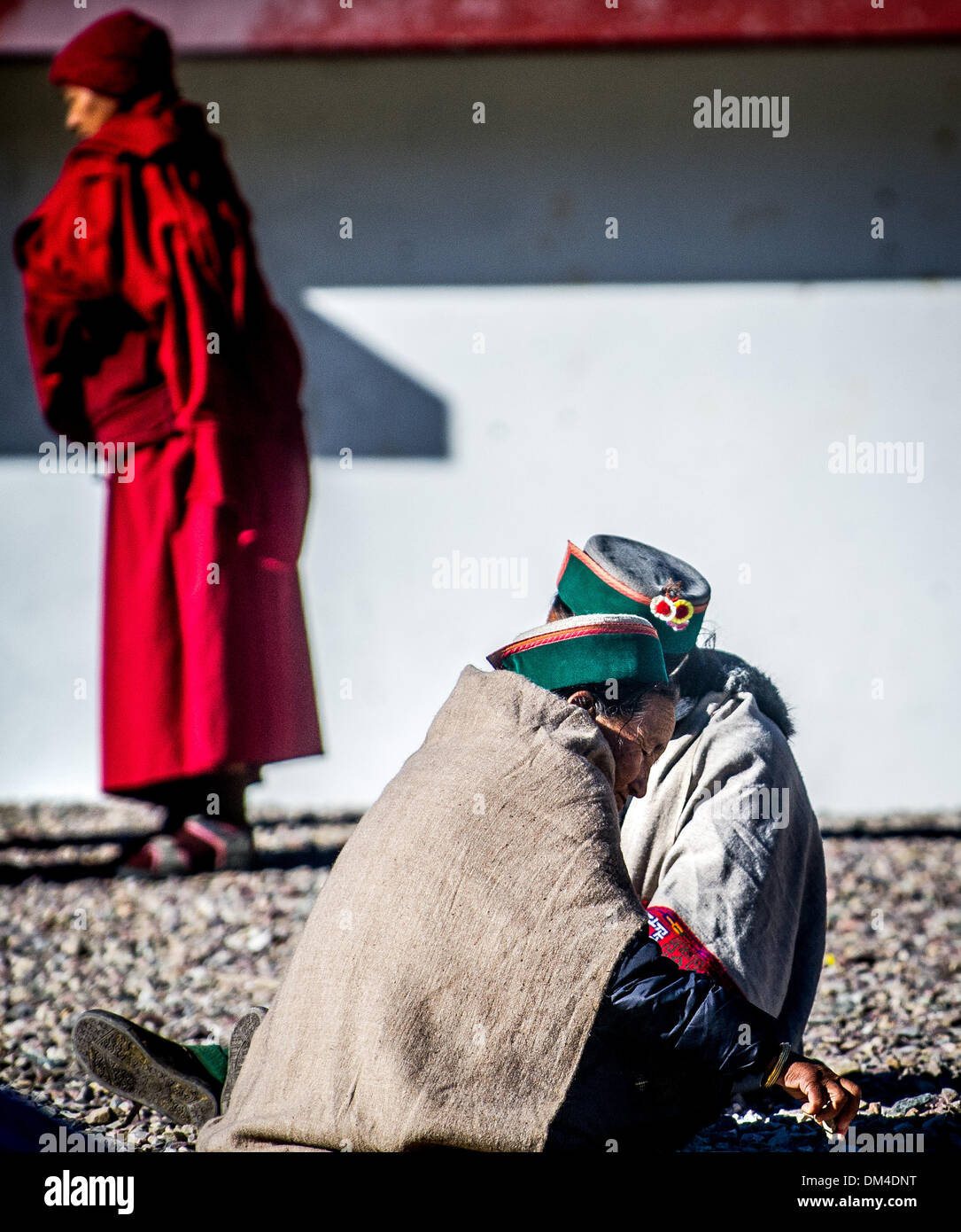 8. Februar 2013 - Bir, Himachal Pardesh, Indien - tibetischen Buddhismus im Exil... Lokale Tibeter warten für den Vajra-Lama-Tanz im Palpung Sherabling Kloster in der Kiefer bewaldeten Ausläufern des Kangra-Tal im Himalaya, Indien. Es gibt zwei Tage getanzt, die erste in aufwendigen Roben, die zweite in Vollmaske und reich verzierten Kostüm... Zusammenfassung der Geschichte: der tibetische Buddhismus ist gesund und munter, außerhalb von Tibet. Die Religion und die Kultur des tibetischen Volkes blüht in den Gemeinden auf der ganzen Welt wie im Exil tibetischer geistiger Führer der Dalai Lama sagte Â €˜would nicht geschehen, so Stockfoto