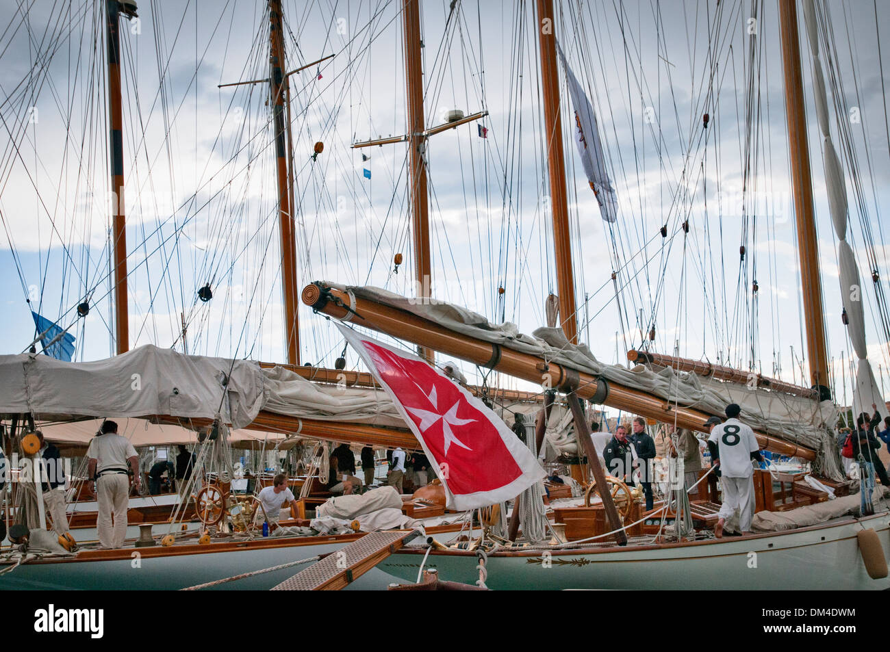 Segler vorbereiten die Yacht für Wettbewerbe, Antibes, Südostfrankreich Stockfoto