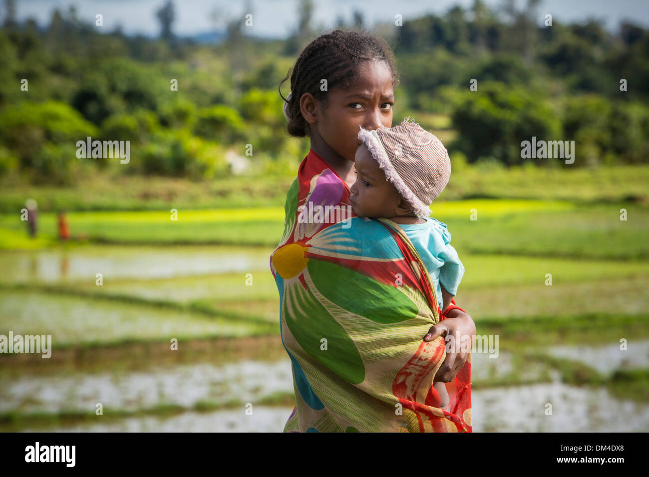 Eine Mädchen hält ein kleines Kind in Fenerive Est Bezirk, Madagaskar. Stockfoto