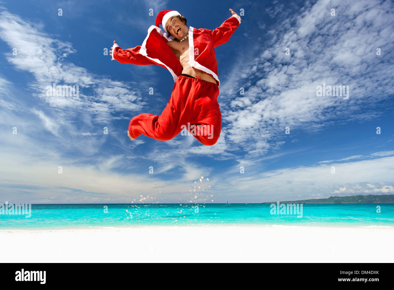 Santa Claus Sprung am tropischen Strand Sommer genießen Stockfoto