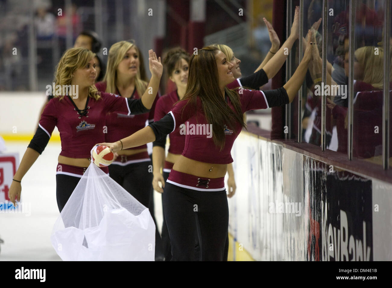 20. November 2009: Mitglieder der die Lake Erie Monsters MonSquad auf dem Eis zwischen den Perioden.  Die Marlies besiegt die Monster 7-1 in diesem American Hockey League Spiel spielte in Quicken Loans Arena in Cleveland, OH... Obligatorische Credit: Frank Jansky / Southcreek Global (Kredit-Bild: © Frank Jansky/Southcreek Global/ZUMApress.com) Stockfoto