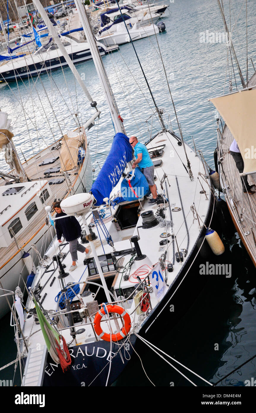 Teilnehmer bereiten die Yacht für Wettbewerbe, Antibes, Südostfrankreich Stockfoto