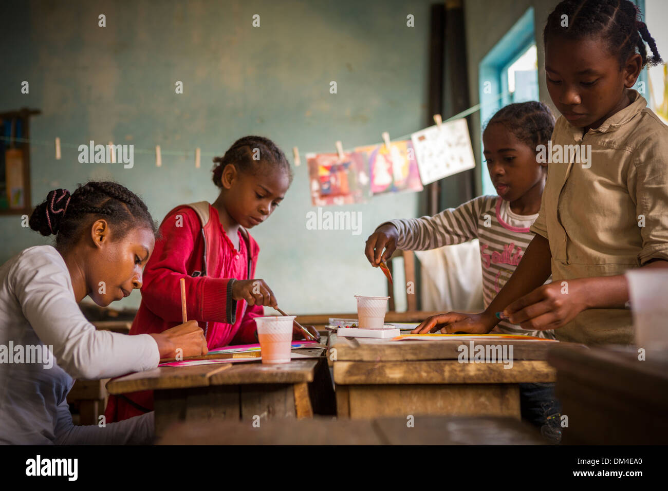 Studenten im Kunstunterricht in Fenerive Est, Madagaskar. Stockfoto