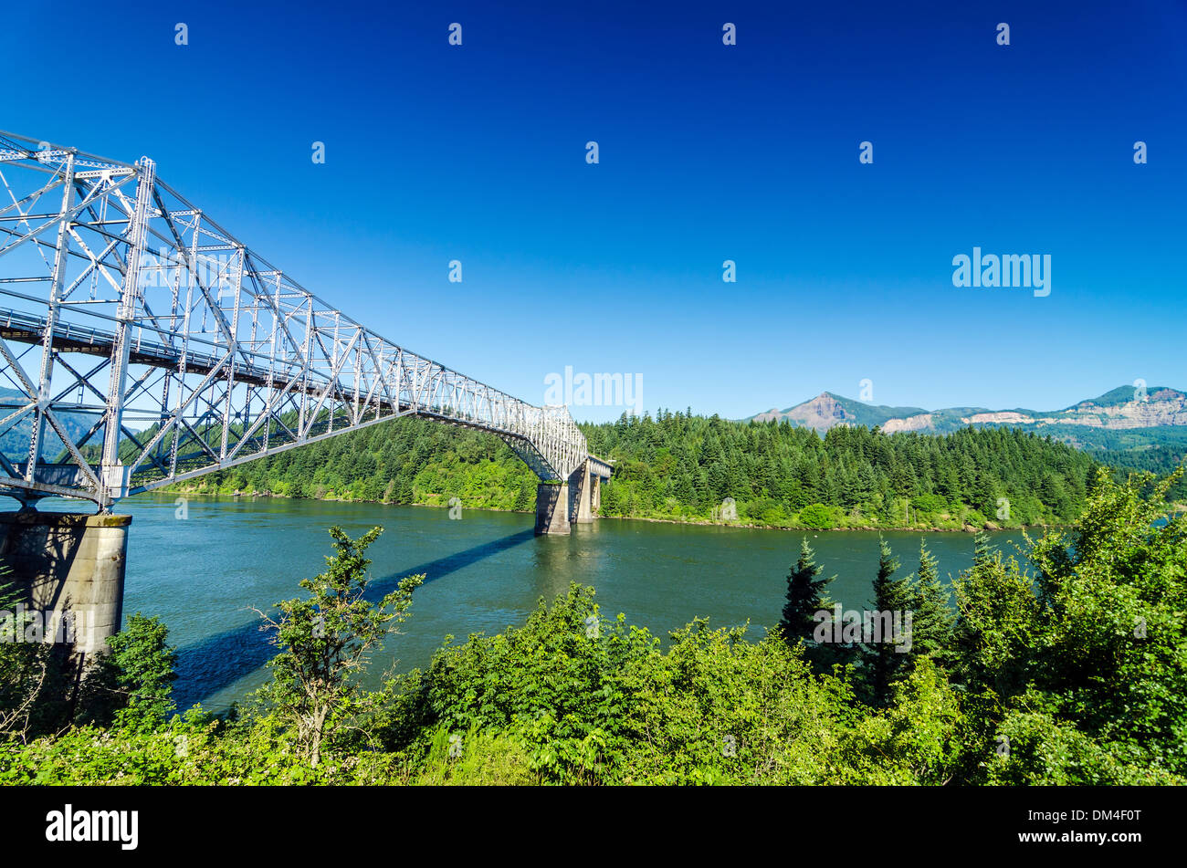 Blick auf die Brücke der Götter von Oregon gesehen über den Columbia River in Washington Stockfoto