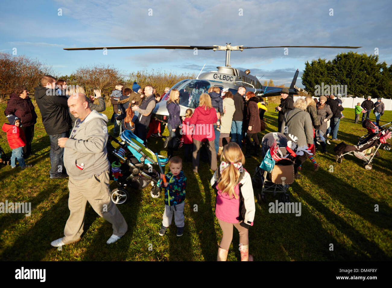 Kinder und ihre Eltern betrachten einer Bell 206 Jetranger Hubschrauber an der Yarnton-Baumschulen-Gartencenter Stockfoto