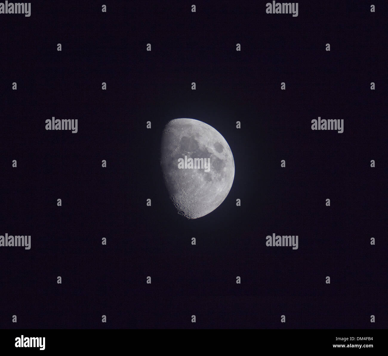 London, UK. 11. Dezember 2013. Frostigen Abend mit einem klaren waxing Crescent Mond im Sternbild Widder, 69 % von Sonnenlicht beleuchtet. Bildnachweis: Malcolm Park Leitartikel/Alamy Live-Nachrichten Stockfoto