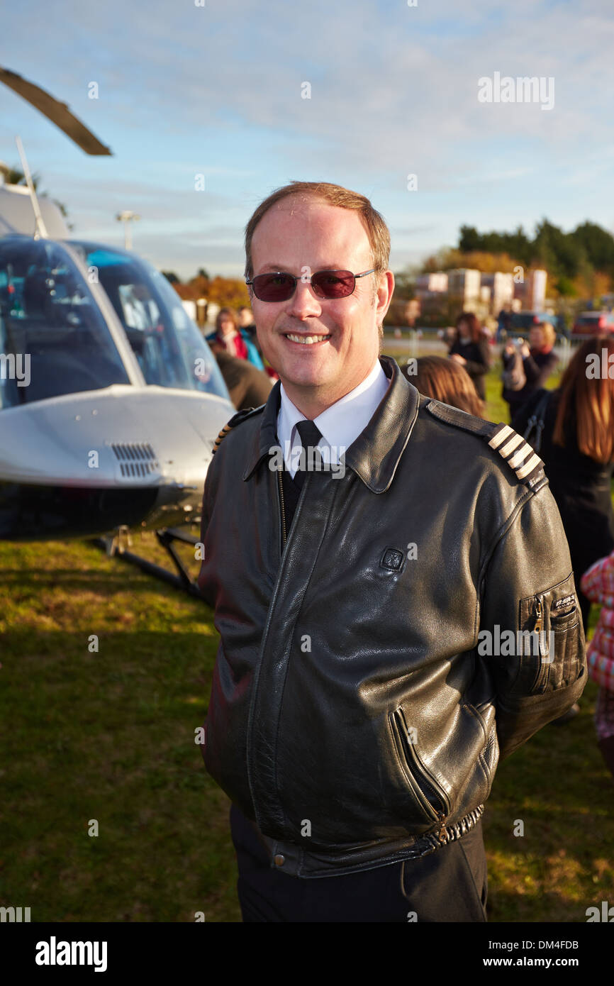Pilot Cpt Paul Daniels (im Bild) vor seiner Bell 206 Jetranger Hubschrauber an der Yarnton-Baumschulen-Gartencenter Stockfoto