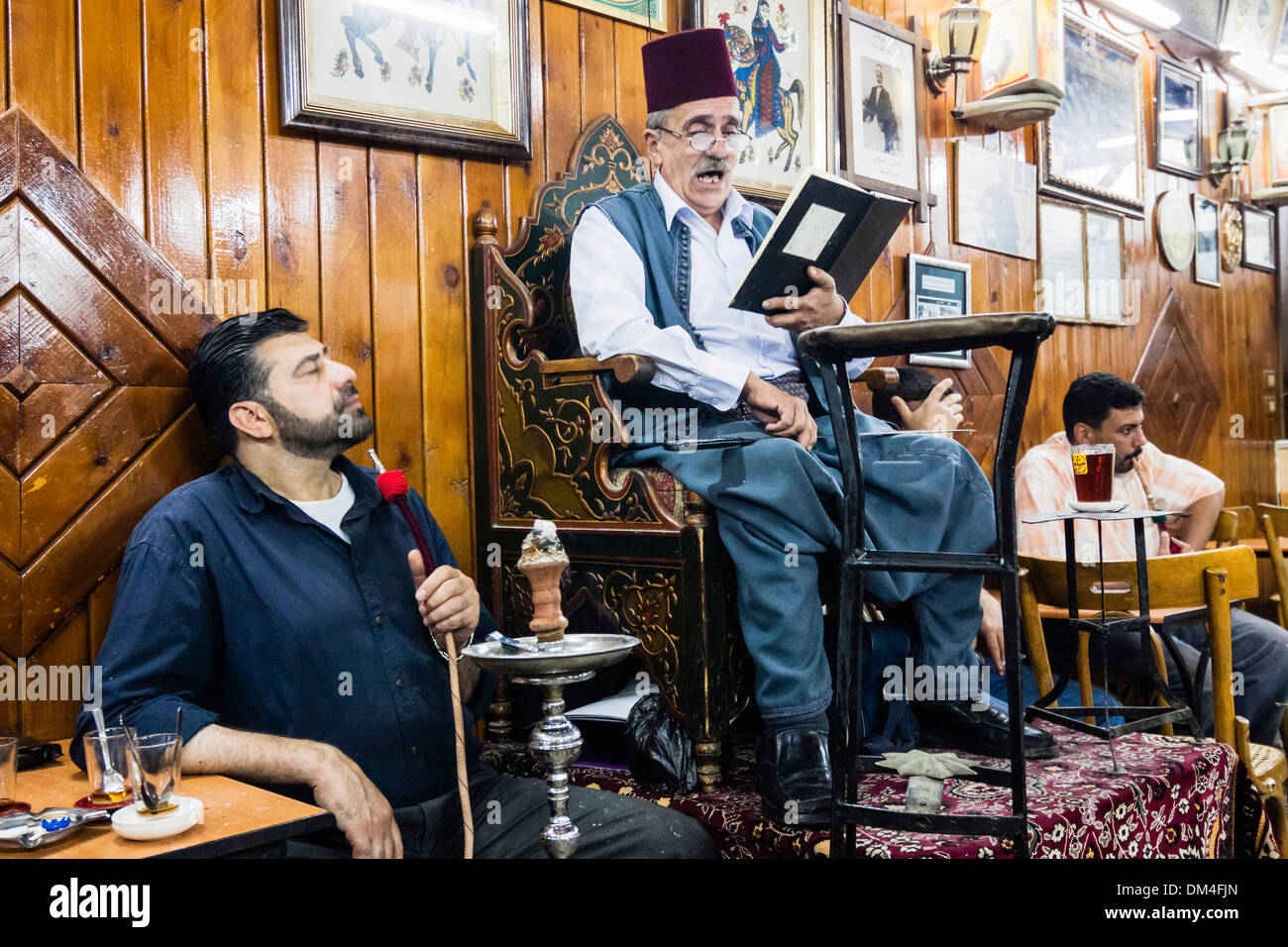 Schattigen Abu, der letzte der Hakawati die sagenumwobenen Geschichtenerzähler von Damaskus erklingt in Al Nawfra Kaffeehaus, Damaskus, Syrien Stockfoto