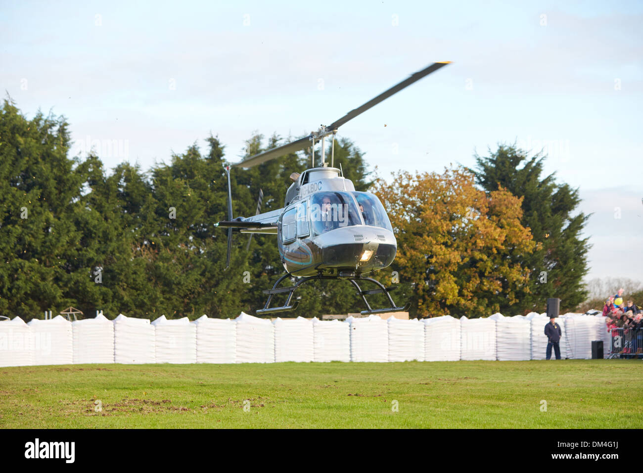 Ein Bell 206 Jetranger Hubschrauber Landung auf einem Feld am Yarnton Garden Centre Stockfoto