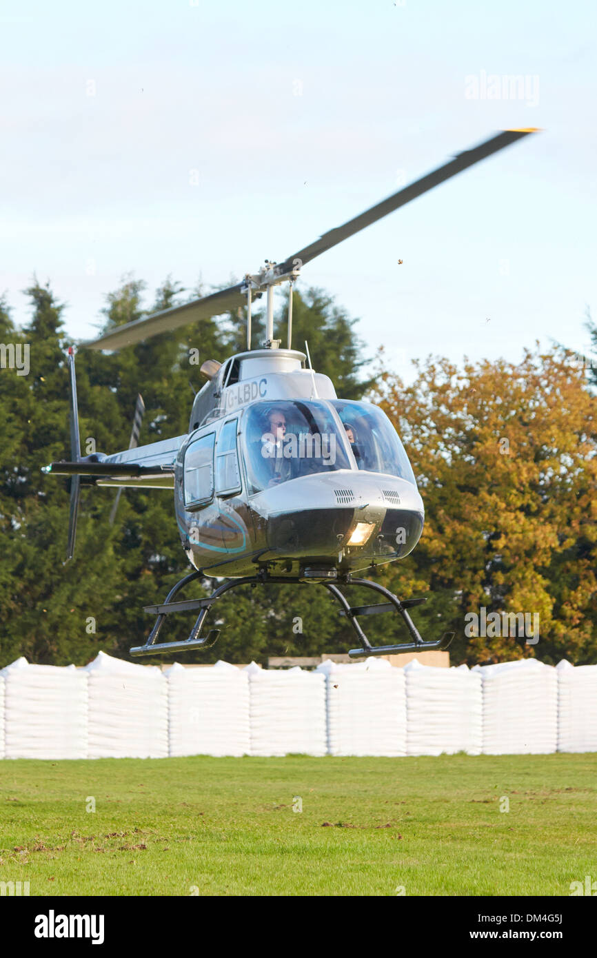 Ein Bell 206 Jetranger Hubschrauber Landung auf einem Feld am Yarnton Garden Centre Stockfoto