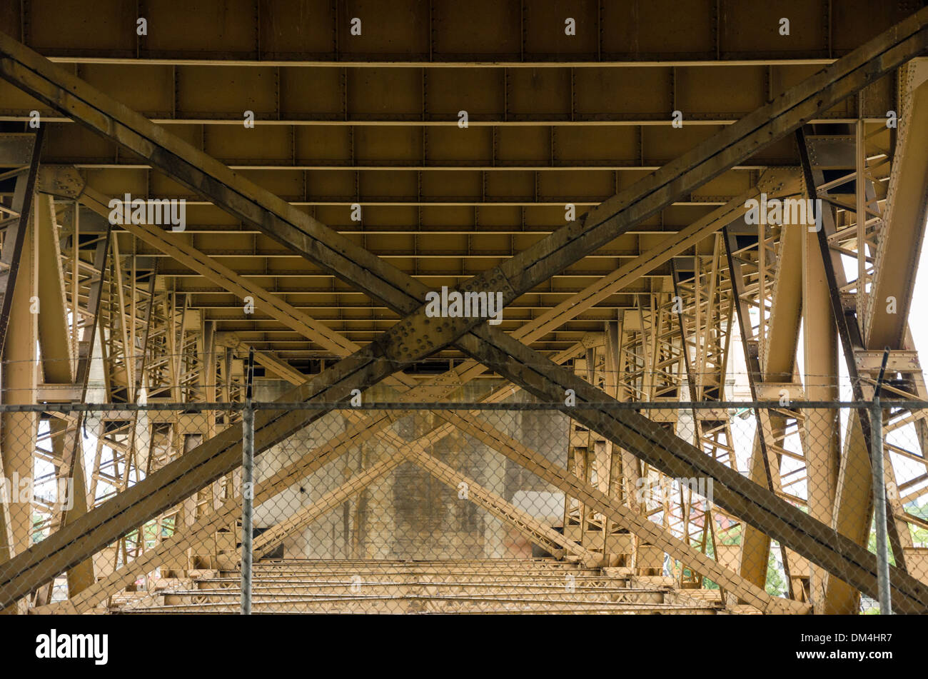 Ansicht von unten die Burnside Bridge in Portland, Oregon Stockfoto