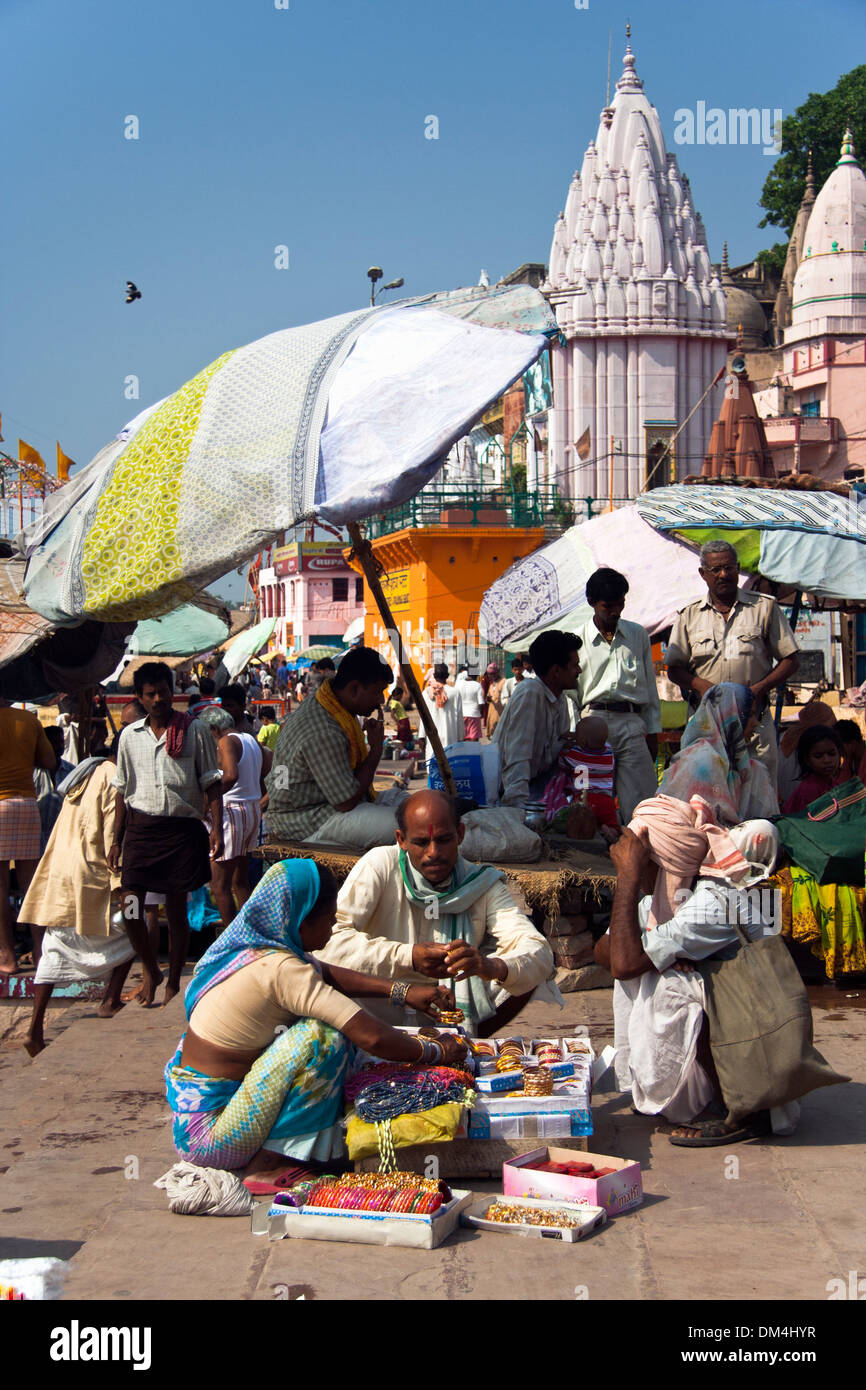 Die Leute an den Ghats von Varanasi. Indien Stockfoto