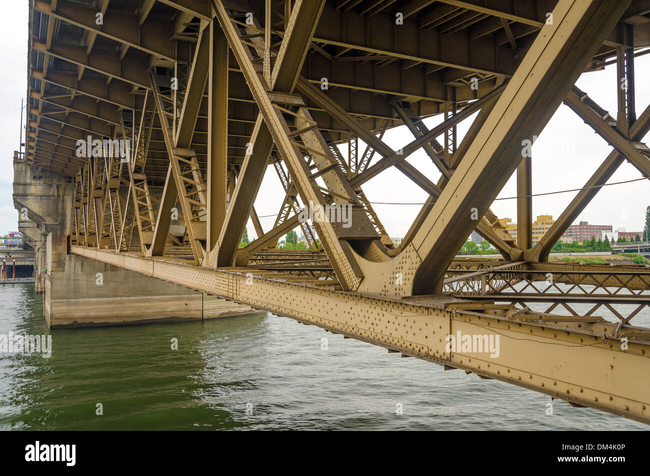 Blick auf die Unterseite der Burnside Bridge in Portland, Oregon Stockfoto