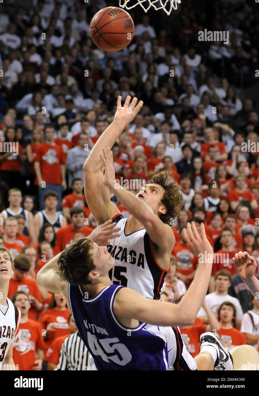 Gonzaga Wache Matt Bouldin macht einen Schuss während herunterfallen vor Portland Kramer Knutson im ersten Halbjahr eine NCAA College-Basketball-Spiel im McCarthey Athletic Center in Spokane WA statt. James Snook / Southcreek Global (Kredit-Bild: © James Snook/Southcreek Global/ZUMApress.com) Stockfoto