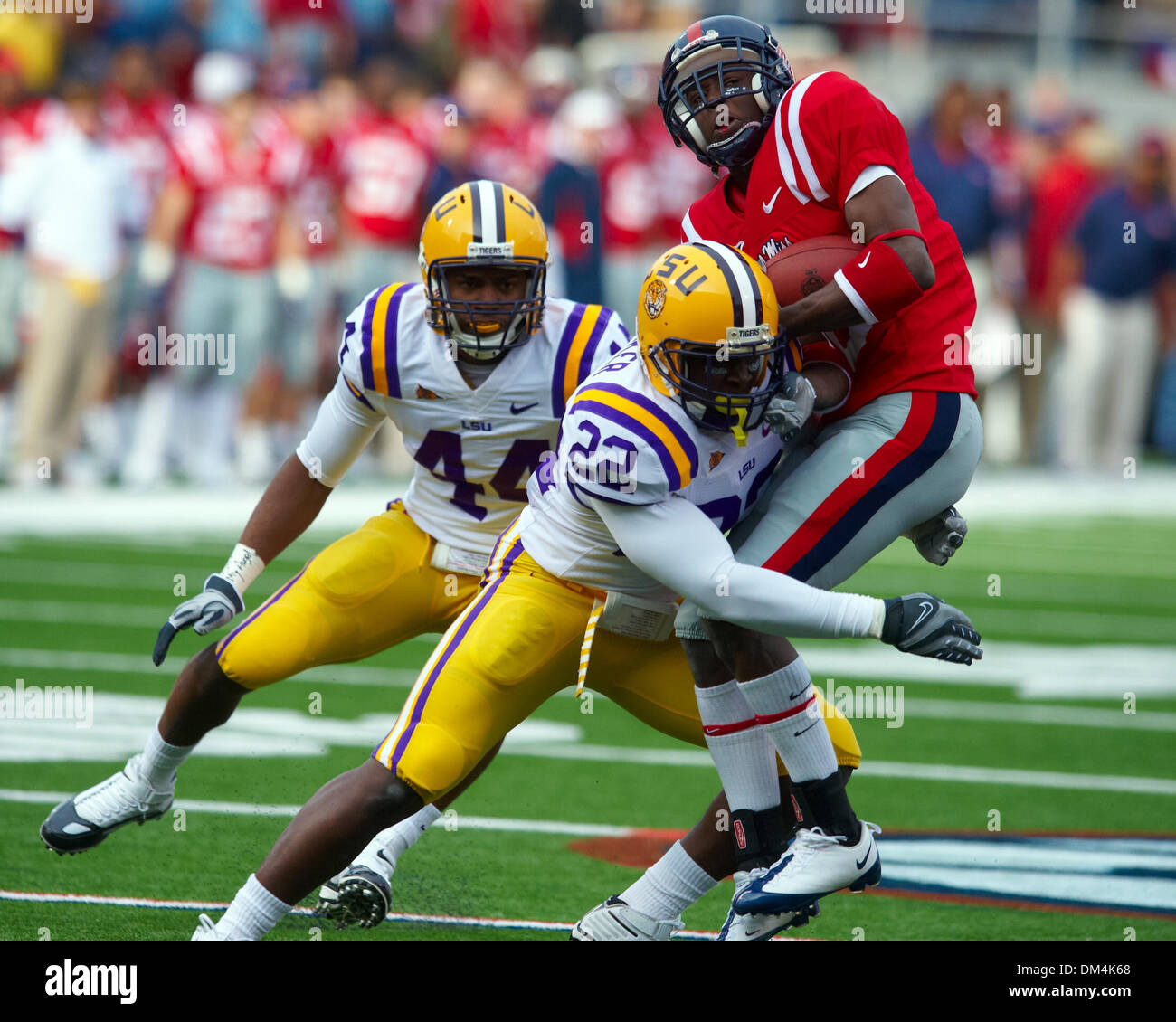 21. November 2009:: Ole Miss Running Rodney Scott (2) in Angriff von genommen wird Ryan Baker (22) gegen LSUThe Rebellen besiegt die Tiger 25-23 Vaught Hemingway Stadion in Oxford MS. (Credit-Bild: © Anthony Smith/Southcreek Global/ZUMApress.com) Stockfoto