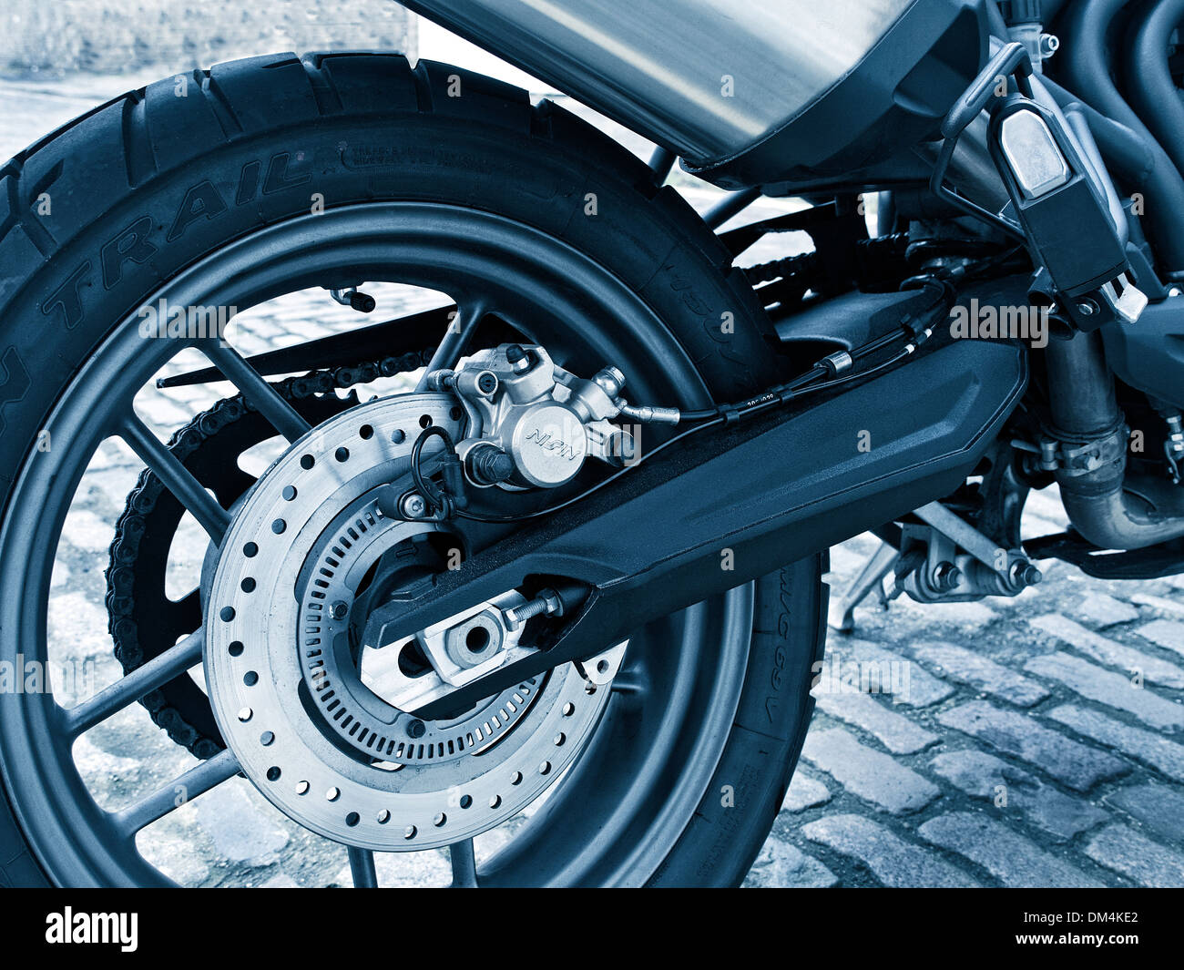 Hinten Scheibenbremse Montage auf einer Triumph Tiger 800 ABS Motorrad 2011 Stockfoto