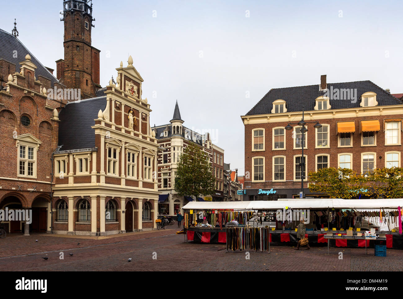 HAARLEM HOLLAND DAS ZENTRUM MIT RATHAUS UND MARKTPLATZ Stockfoto