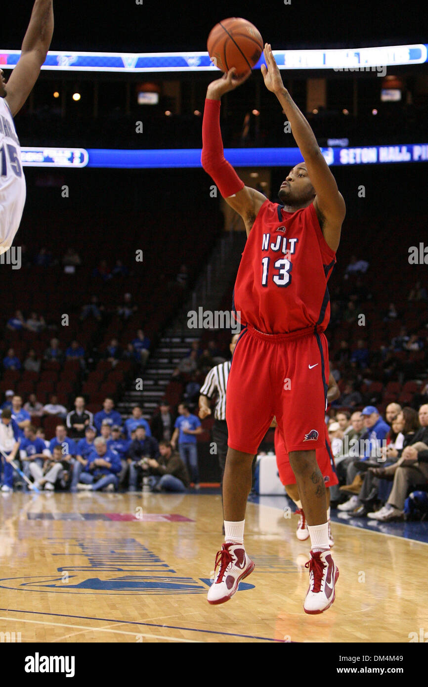 30. November 2009 - Newark, New Jersey, USA - 30. November 2009: N.J.I.T. bewachen Jheryl Wilson #13 nimmt ein Schuss während der Spielaktion zwischen NJIT Highlander und Seton Hall Pirates im Prudential Center in Newark, New Jersey statt. Die Piraten besiegt die Highlander 93-53. . Obligatorische Credit: Alan Maglaque / Southcreek Global (Kredit-Bild: © Southcreek Global/ZUMApress.com) Stockfoto