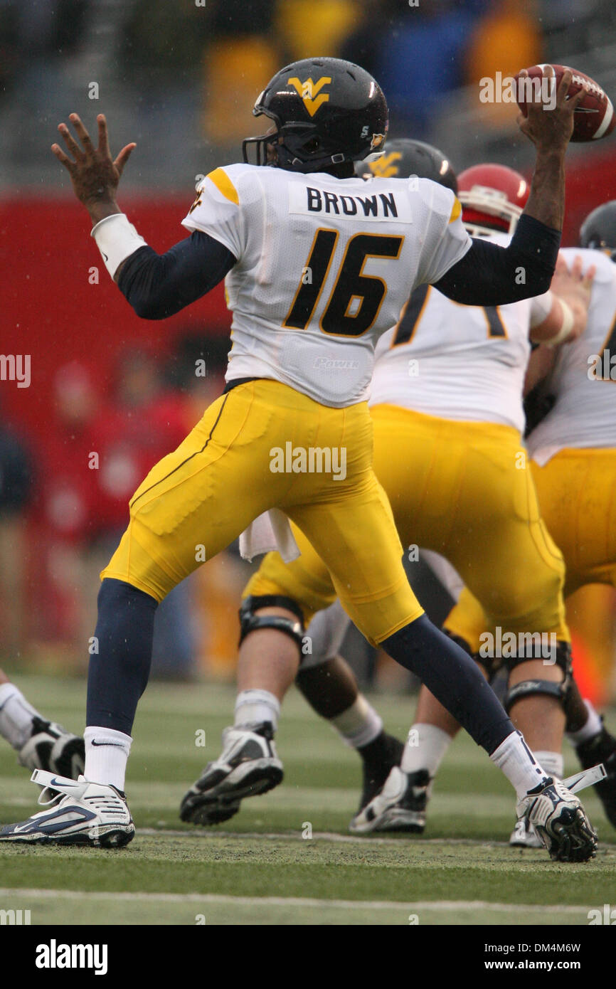 5. Dezember 2009 - Piscataway, New Jersey, USA - 5. Dezember 2009; Piscataway, New Jersey: West Virginia Quarterback Jarrett Brown #16 wirft den Ball während der NCAA Football-Spiel zwischen der West Virginia Bergbewohner und der Rutgers Scarlet Knights spielte Rutgers Stadium in Piscataway, New Jersey.  Die Bergsteiger besiegte Scarlet Knghts 24-21..Mandatory Credit: Alan Maglaque Stockfoto