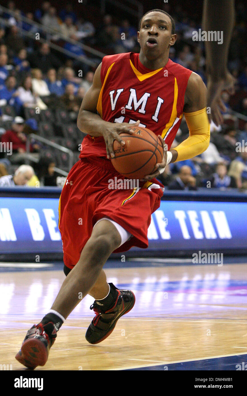 12. Dezember 2009 - Newark, New Jersey, USA - 12. Dezember 2009: Virginia Militär vorwärts Ron Burks #15 in den Korb während der Spielaktion zwischen VMI Keydet und Seton Hall Pirates fährt im Prudential Center in Newark, New Jersey statt. Seton Hall Pirates besiegten die VMI Keydets 134-107. . Obligatorische Credit: Alan Maglaque / Southcreek Global (Kredit-Bild: © Southcreek Globa Stockfoto