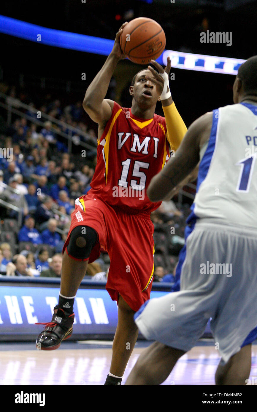 12. Dezember 2009 - Newark, New Jersey, USA - 12. Dezember 2009: Virginia Militär vorwärts Ron Burks #15 Laufwerke die Spur in den Korb während der Spielaktion zwischen VMI Keydet und Seton Hall Pirates im Prudential Center in Newark, New Jersey statt. Seton Hall Pirates besiegten die VMI Keydets 134-107. . Obligatorische Credit: Alan Maglaque / Southcreek Global (Kredit-Bild: © Southcr Stockfoto