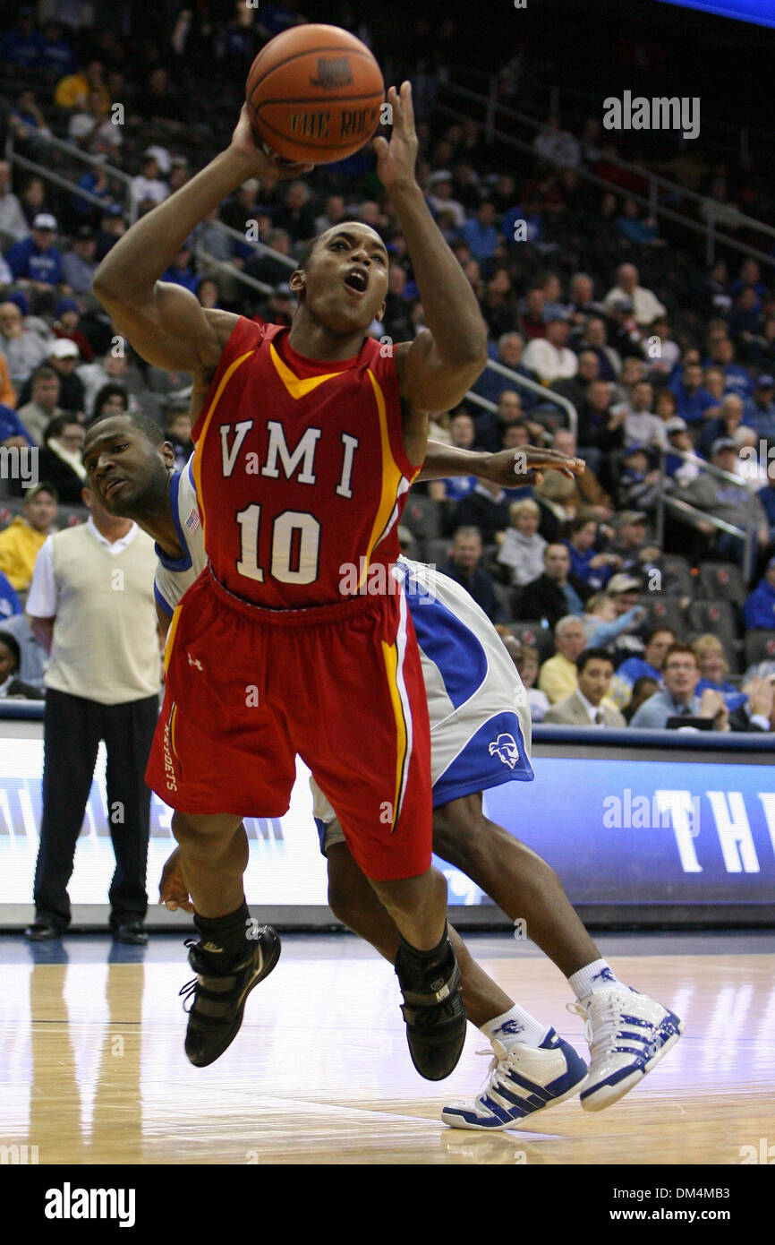 12. Dezember 2009 - Newark, New Jersey, USA - 12. Dezember 2009: Virginia Military Guard Austin Kenon #10 ist verschmutzt, wie He Triebe während der Spielaktion zwischen VMI Keydet und Seton Hall Pirates im Prudential Center in Newark, New Jersey statt. Seton Hall Pirates besiegten die VMI Keydets 134-107. . Obligatorische Credit: Alan Maglaque / Southcreek Global (Kredit-Bild: © Southcreek G Stockfoto