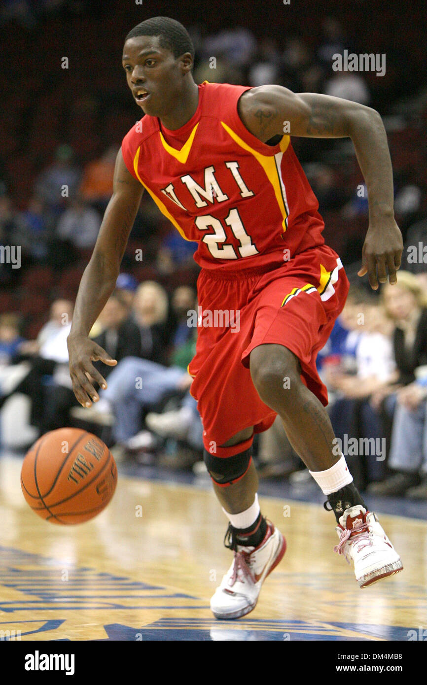 12. Dezember 2009 - Newark, New Jersey, USA - 12. Dezember 2009: Virginia Military guard Keith Gabriel #21drives in den Korb während der Spielaktion zwischen VMI Keydet und Seton Hall Pirates im Prudential Center in Newark, New Jersey statt. Seton Hall Pirates besiegten die VMI Keydets 134-107. . Obligatorische Credit: Alan Maglaque / Southcreek Global (Kredit-Bild: © Southcreek Glob Stockfoto
