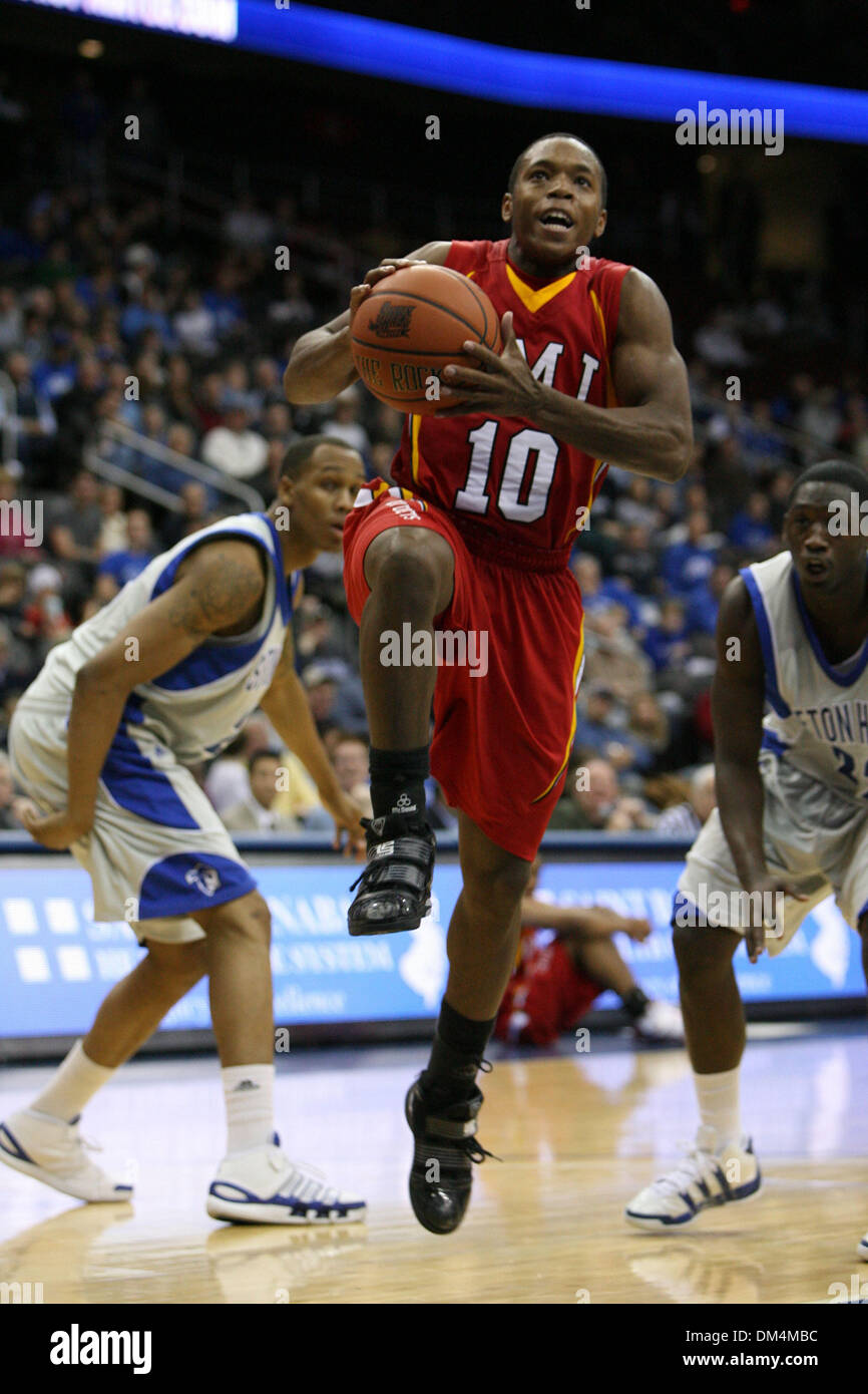 12. Dezember 2009 - Newark, New Jersey, USA - 12. Dezember 2009: Virginia Military Guard Austin Kenon #10 Laufwerke in den Korb während der Spielaktion zwischen VMI Keydet und Seton Hall Pirates im Prudential Center in Newark, New Jersey statt. Seton Hall Pirates besiegten die VMI Keydets 134-107. . Obligatorische Credit: Alan Maglaque / Southcreek Global (Kredit-Bild: © Southcreek Glob Stockfoto