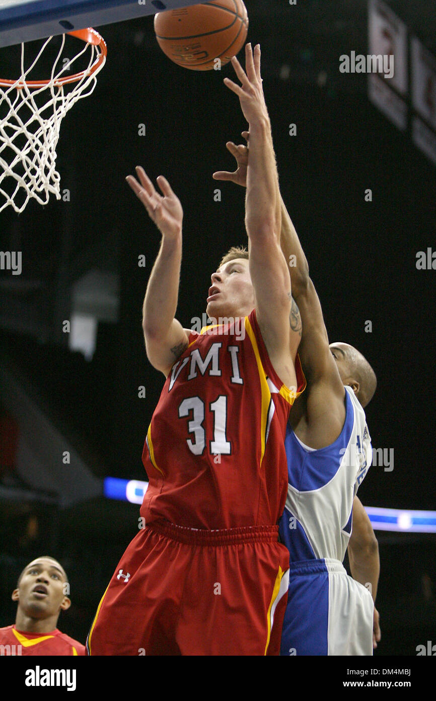 12. Dezember 2009 - Newark, New Jersey, USA - 12. Dezember 2009: Virginia Military Guard Michael Funken #31 ist Foul von Seton Hall bewachen Jordan Theodore #10 während der Spielaktion zwischen VMI Keydet und Seton Hall Pirates im Prudential Center in Newark, New Jersey statt. Seton Hall Pirates besiegten die VMI Keydets 134-107. . Obligatorische Credit: Alan Maglaque / Global (Southcreek Stockfoto