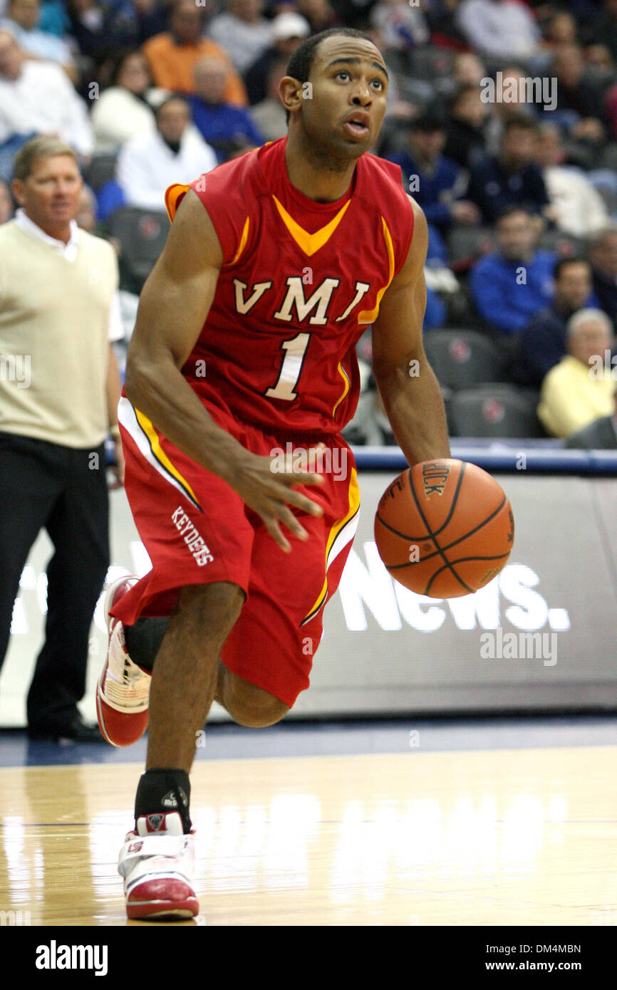 12. Dezember 2009 - Newark, New Jersey, USA - 12. Dezember 2009: Virginia Militär Wache Adam Lonon #1 Laufwerke in den Korb während der Spielaktion zwischen VMI Keydet und Seton Hall Pirates im Prudential Center in Newark, New Jersey statt. Seton Hall Pirates besiegten die VMI Keydets 134-107. . Obligatorische Credit: Alan Maglaque / Southcreek Global (Kredit-Bild: © Southcreek Global / Stockfoto