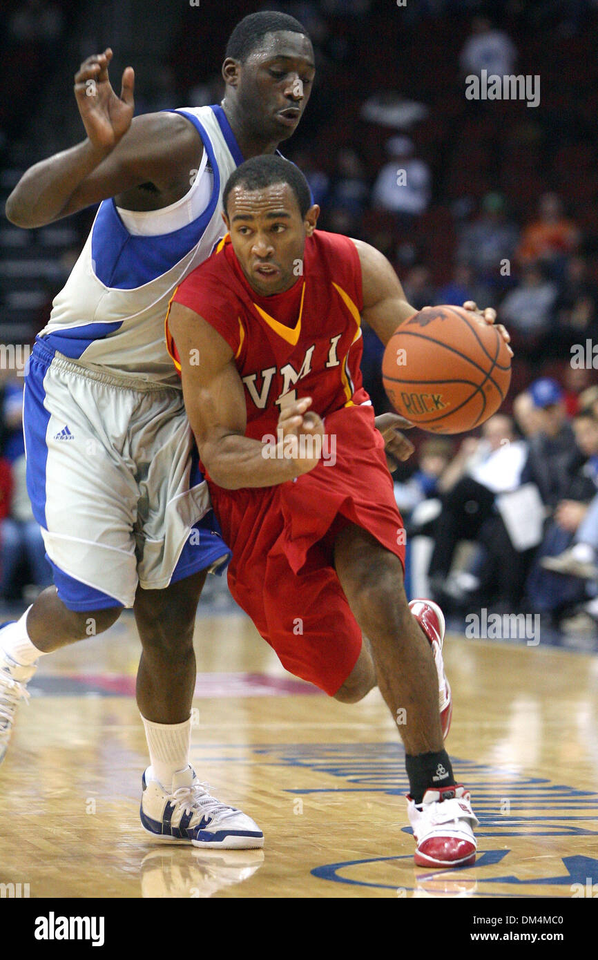 12. Dezember 2009 - Newark, New Jersey, USA - 12. Dezember 2009: Virginia Military Guard Adam Lonon #1 treibt den Ball in den Korb während der Spielaktion zwischen VMI Keydet und Seton Hall Pirates im Prudential Center in Newark, New Jersey statt. Seton Hall Pirates besiegten die VMI Keydets 134-107. . Obligatorische Credit: Alan Maglaque / Southcreek Global (Kredit-Bild: © Southcree Stockfoto