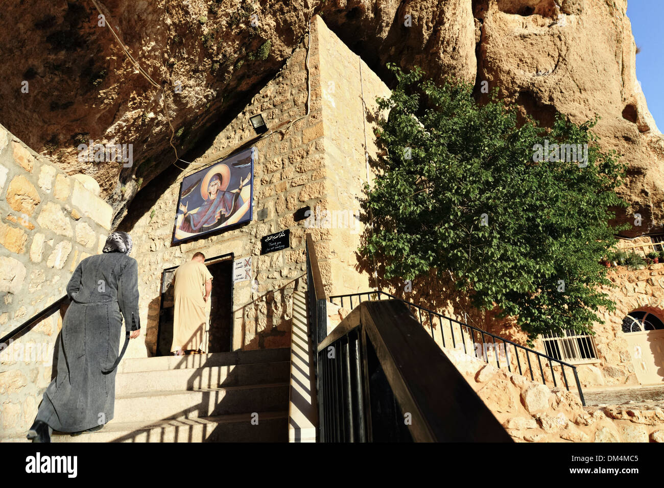 Syrische Familie Besuch der Höhle-Schrein der Thekla. Christen und Muslime kommen, die Heiligen zu verehren. Maalula, Syrien Stockfoto