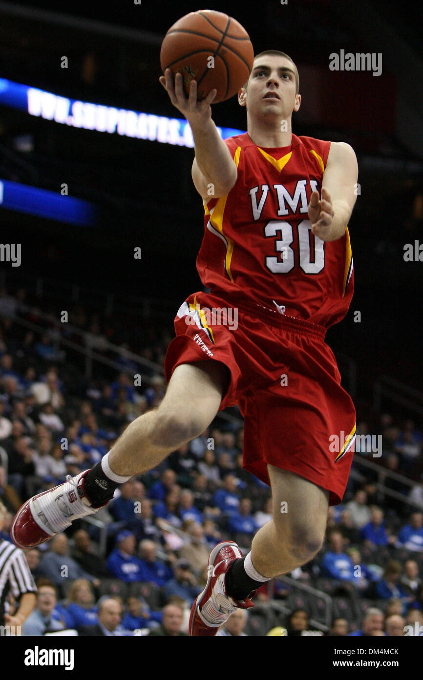 12. Dezember 2009 - Newark, New Jersey, USA - 12. Dezember 2009: Virginia Militär vorwärts Nick Gore #30 in den Korb während der Spielaktion zwischen VMI Keydet und Seton Hall Pirates treibt im Prudential Center in Newark, New Jersey statt. Seton Hall Pirates besiegten die VMI Keydets 134-107. . Obligatorische Credit: Alan Maglaque / Southcreek Global (Kredit-Bild: © Southcreek Globa Stockfoto