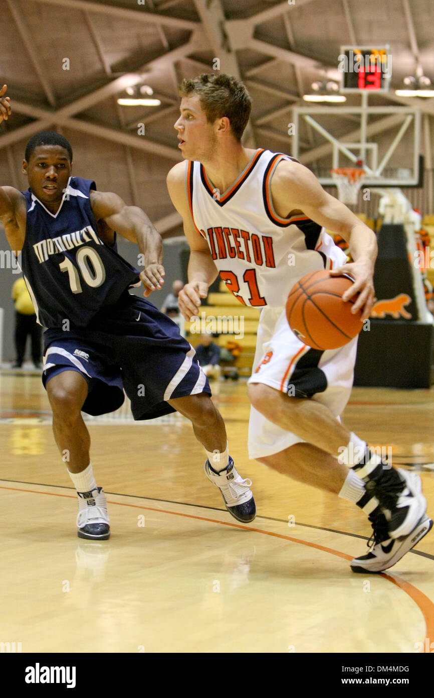 16. Dezember 2009 - Princeton, New Jersey, USA - 16. Dezember 2009: Princeton guard Marcus Schroeder #21works die Kugel in die Gasse während der Spielaktion zwischen der Monmouth Hawks und Princeton Tigers am Jadwin Gymnasium in Princeton, New Jersey. Die Princeton Tiger besiegte die Monmouth Hawks 46 - 42. . Obligatorische Credit: Alan Maglaque / Southcreek Global (Kredit-Bild: © Sout Stockfoto