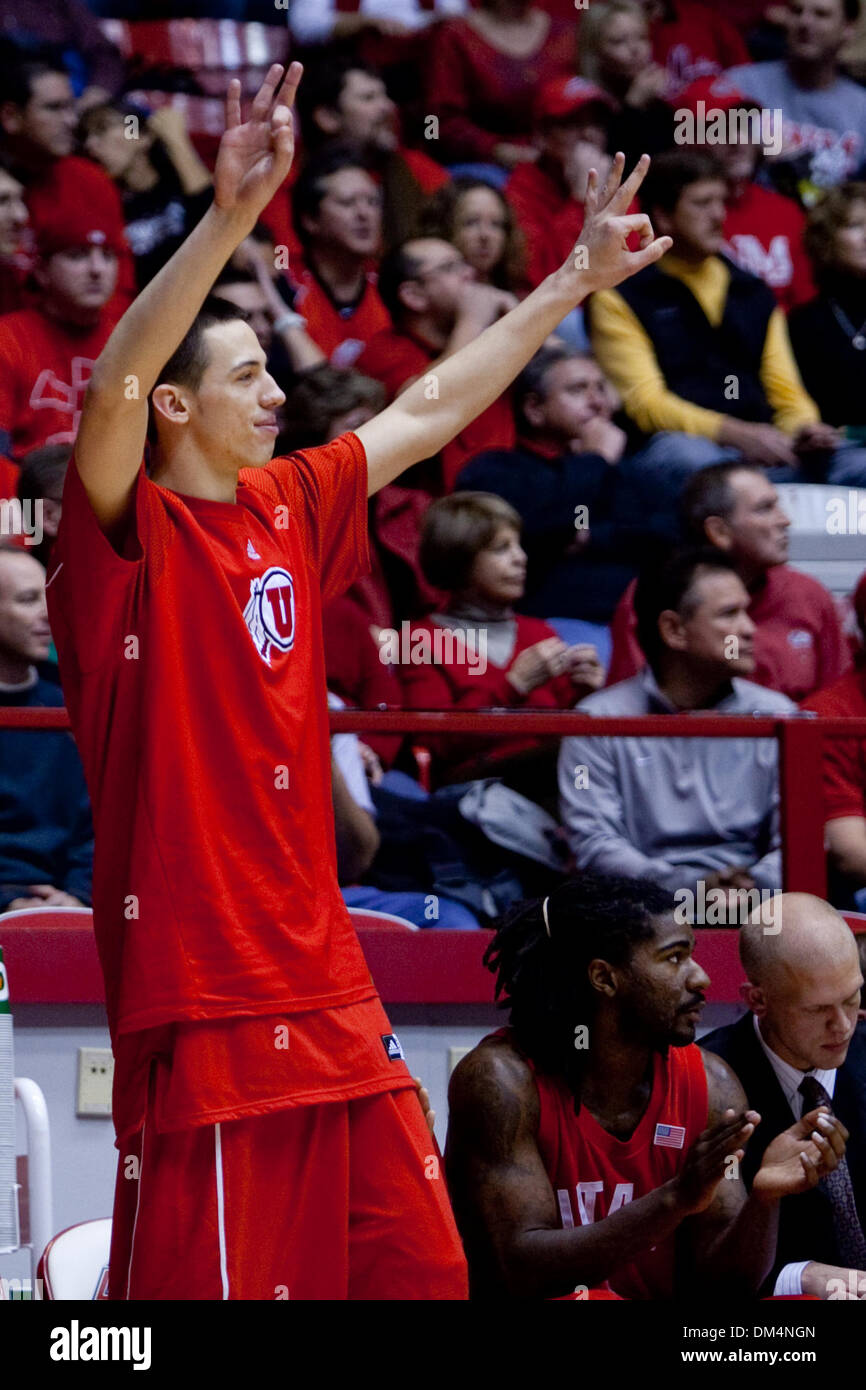 Universität von Utah center Jason Washburn (42) jubelt nach seinem Teamkollegen erzielte drei Zeiger. Die University of New Mexico Lobos besiegte Utah Hutes, gewinnende 57-74 s. Pitt in Albuquerque, New Mexico. (Kredit-Bild: © Long Nuygen/Southcreek Global/ZUMApress.com) Stockfoto