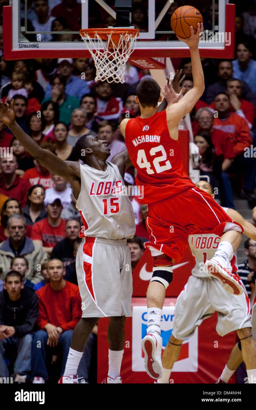 Universität von Utah Center, die Jason Washburn (42) geht für eine zweihändige Schuss während New Mexico Will Brown (15) nach vorne versucht, ihn zu stoppen. Die University of New Mexico Lobos besiegte Utah Hutes, gewinnende 57-74 s. Pitt in Albuquerque, New Mexico. (Kredit-Bild: © Long Nuygen/Southcreek Global/ZUMApress.com) Stockfoto