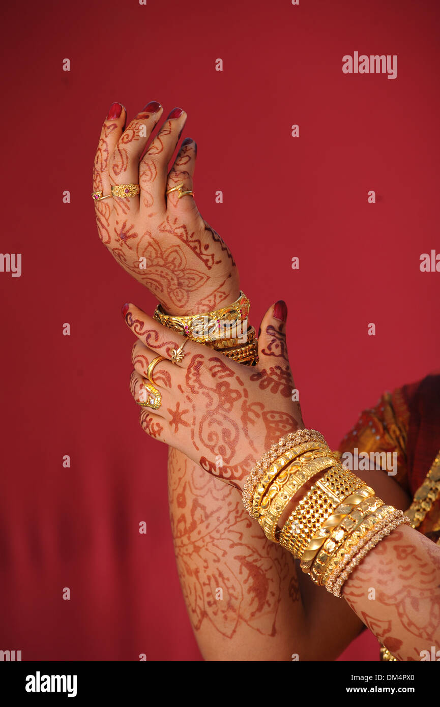 Indische Braut mit goldenen Armreifen in der hand Stockfoto