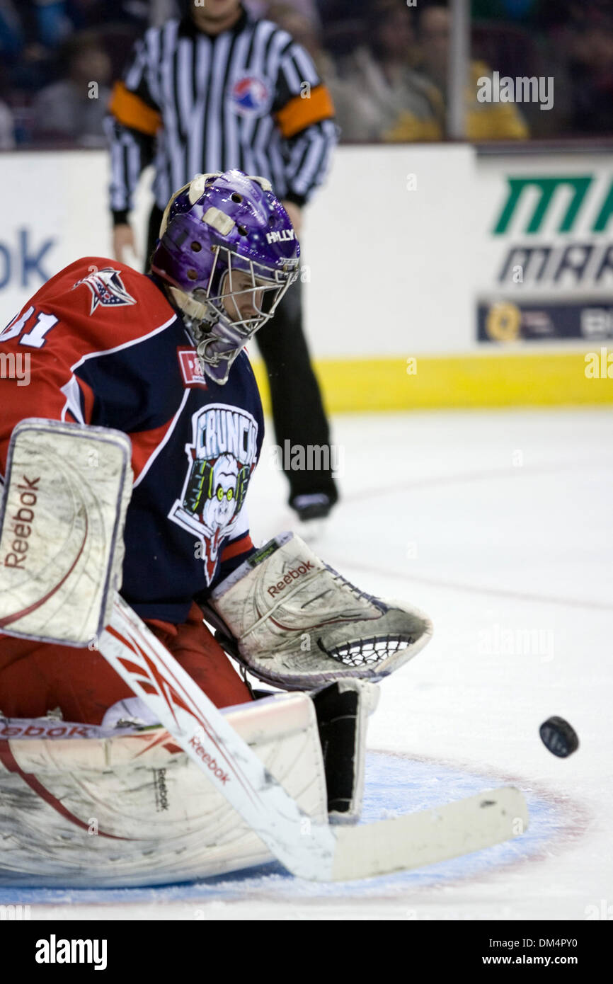 26. Februar 2010: Syracuse Crunch Torwart Dan Taylor (31) beim Speichern in der American Hockey League-Spiel zwischen den Syracuse Crunch und den Lake Erie Monsters spielte in der Quicken Loans Arena in Cleveland, Ohio.  Das Knirschen besiegt die Monster 3-2..Mandatory Credit: Frank Jansky / Southcreek Global (Credit-Bild: © Frank Jansky/Southcreek Global/ZUMApress.com) Stockfoto
