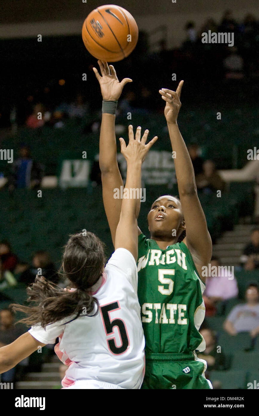 27. Februar 2010: Wright State Raiders Ta-Myra Davis (5) Triebe über Cleveland State Wikinger Janelle Adams (5) während der NCAA College Basketball-Spiel zwischen der Wright State Raiders und die Cleveland State Wikinger am Wolstein Center auf dem Campus der Cleveland State University in Cleveland, Ohio.  Cleveland State besiegt Wright State 63-52 auf Senior-Tag... Obligatorische Credit: Fr Stockfoto