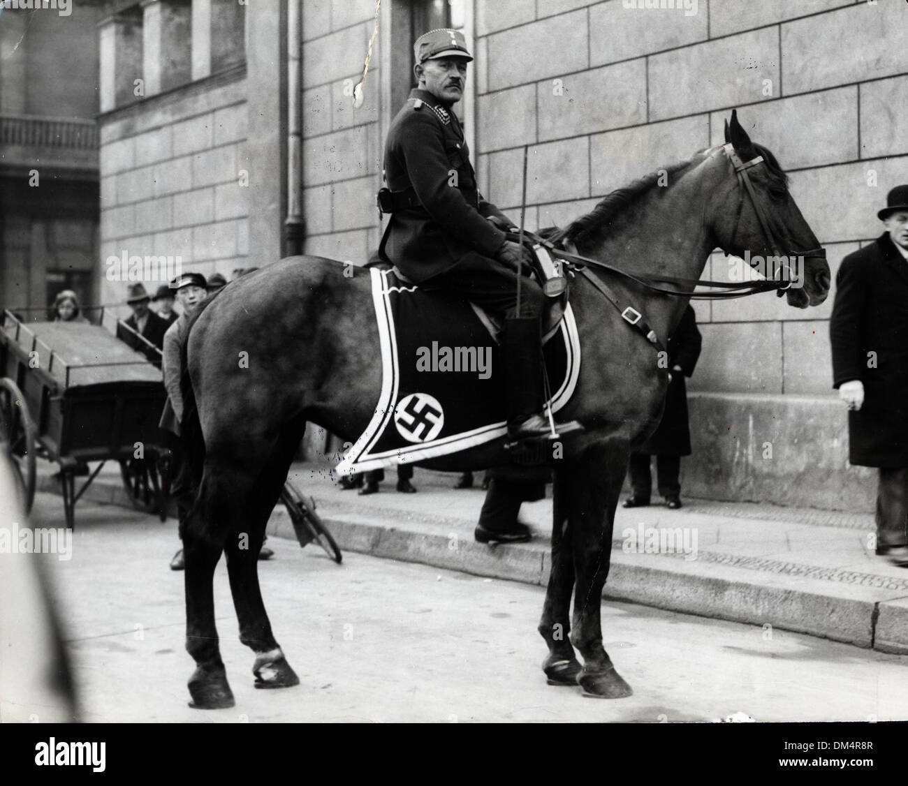 9. November 1923 - Berlin, Deutschland - Nazi-Mann auf dem Pferd vor dem Reichstagsgebäude. (Kredit-Bild: © KEYSTONE Bilder USA/ZUMAPRESS.com) Stockfoto