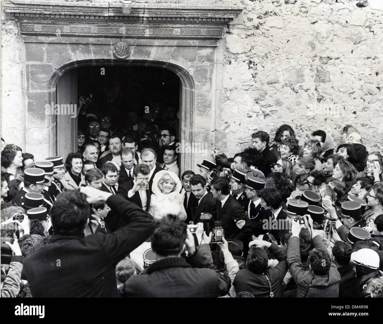 12. April 1965 - Loconville, Frankreich - Brautpaar JOHNNY HALLYDAY und SYLVIE VARTAN verlassen die Kirche, die, der Sie in verheiratet waren, während eine massive Menge Uhren. (Kredit-Bild: © KEYSTONE Pictures/ZUMAPRESS.com) Stockfoto