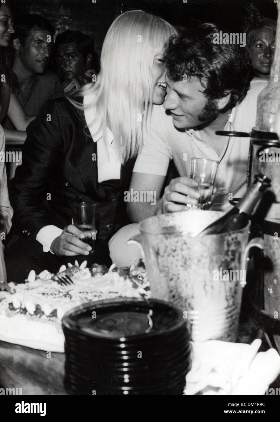 18. August 1967 sind - Paris, Frankreich - SYLVIE VARTAN und JOHNNY HALLYDAY in einem Nachtclub Vartans 23. Geburtstag feiert. (Kredit-Bild: © KEYSTONE Pictures/ZUMAPRESS.com) Stockfoto