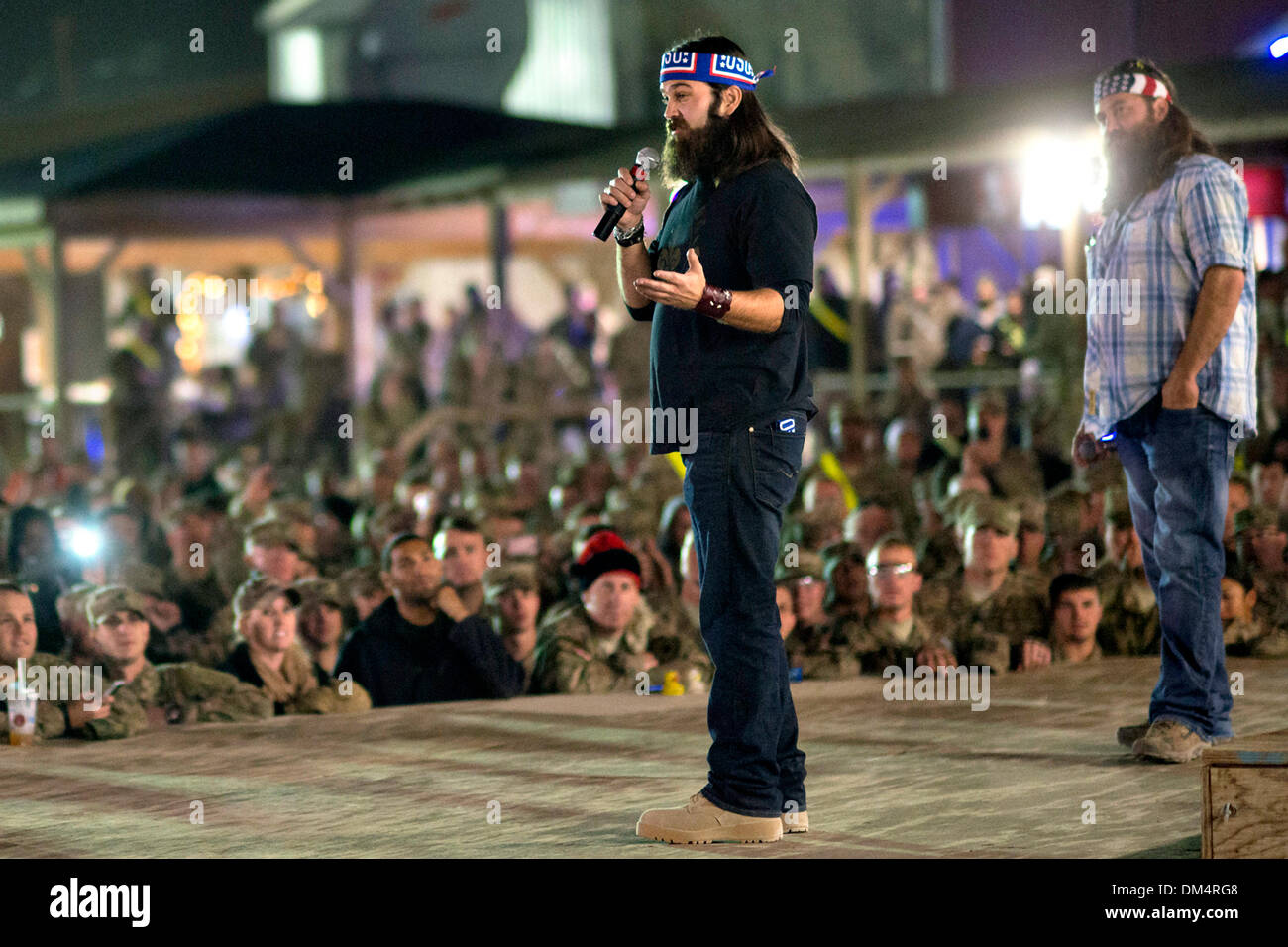 Camp Leatherneck, Helmand, Afghanistan. 10. Dezember 2013. Ente-Dynastie Realität Fernsehstars Jep Robertson und Willie Robertson danken Soldat innen 10. Dezember 2013 am Kandahar Flugplatz, Provinz Kandahar, Afghanistan. Der Besuch war Teil der USO Holiday Tour. Bildnachweis: Planetpix/Alamy Live-Nachrichten Stockfoto
