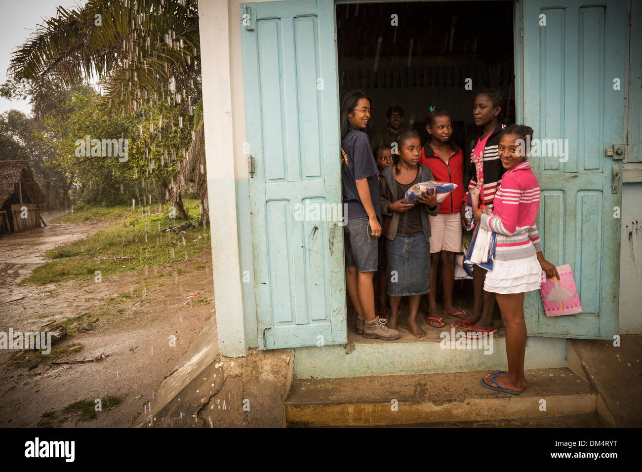 Kinder warten in der Tür einer Schule in Fenerive Est, Madagaskar. Stockfoto